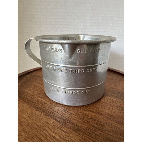 Vintage ALUMINUM Measuring TWO Cup Capacity w/ Handle & Double Spout - Picture 3 of 9